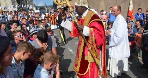 Cardinal-Sarah-Pélerinage-de-Chartres-1242x660.jpg