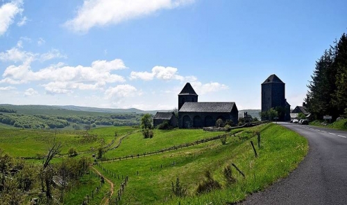 village_aubrac_in_aubrac_plateau_in_massif_central_05-800x475.jpg