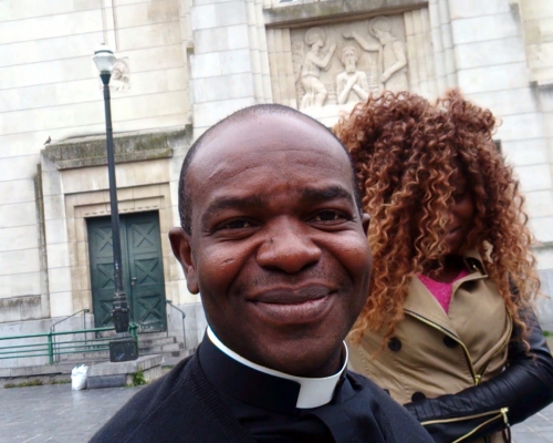 Prêtre africain à Molenbeek.jpg
