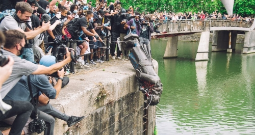 la-statue-dun-marchand-desclaves-dégradée-pendant-les-manifestants-antiracistes.jpg