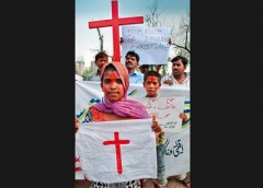 blog -chrétiens pakistanais défilent après une attaques au cours de laquelle sept des leurs ont été assassinés-2010.jpg