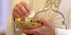 Communion WEB3-PRIEST-HAND-COMMUNION-MASS-Shutterstock_1775961929.jpg