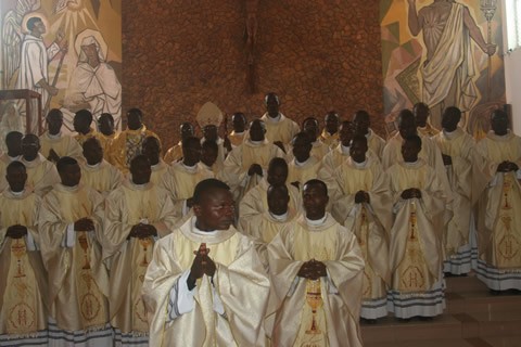 Ordinations-sacerdotales-St-Michel-10-septembre-2011.jpg