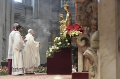 Mater Dei Le-pape-encense-la-Vierge-Marie.jpeg