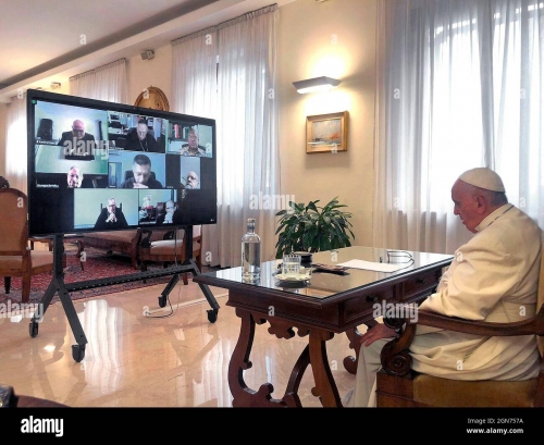 italie-rome-vatican-21-09-22-le-pape-francois-en-conseil-rencontre-avec-les-cardinaux-par-ordinateur-a-saint-marta-au-vatican-reinhard-marx-sean-patrick-o-malley-oswald-gracias-fridolin-ambongo-besungu-pietro-par.jpg