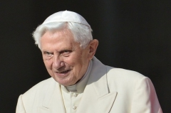 Le-pape-emerite-Benoit-XVI-prononce-un-premier-discours-public_article_main.jpg