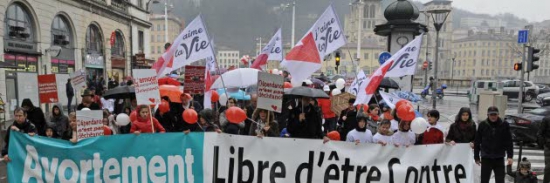 pres-de-800-participants-a-la-marche-pour-la-vie-et-contre-l-avortement.jpg