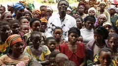 ob_f4ac4a_dr-mukwege-et-ses-patientes.jpg