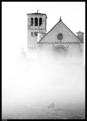 Basilica_nella_nebbia._Assisi_1957.jpg